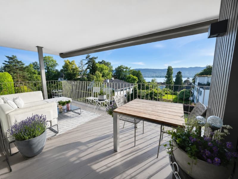Helle 4.5-Zimmerwohnung mit Seeblick in Küsnacht (2)