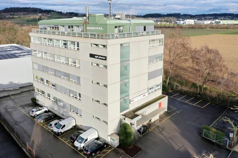Stolze Gewerbeliegenschaft in Dällikon (1)