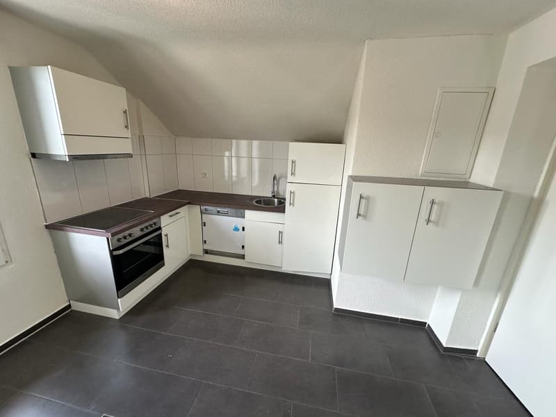 Moderne 4.5-Zimmer-Wohnung mit Balkon (2)
