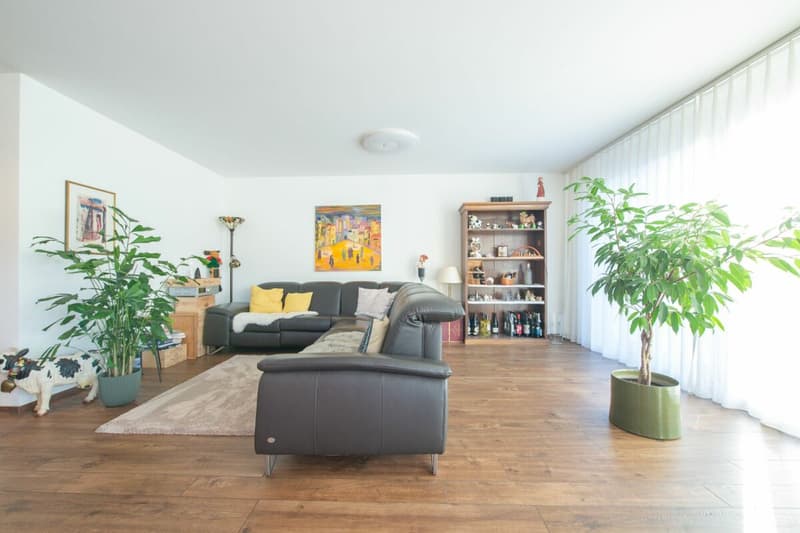 Moderne 4.5-Zimmer-Wohnung mit grossem Balkon - nur wenige Schritte vom Bahnhof (2)
