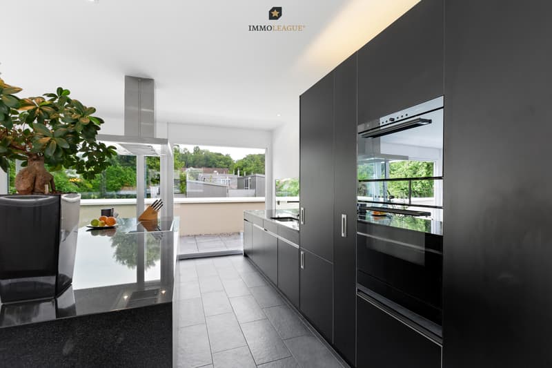 Die Küche mit elegantem Design und hochwertigen Einbaugeräten