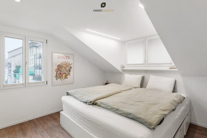 Das schöne und äusserst gemütliche Schlafzimmer im Dachgeschoss begeistert mit Bad En Suite.