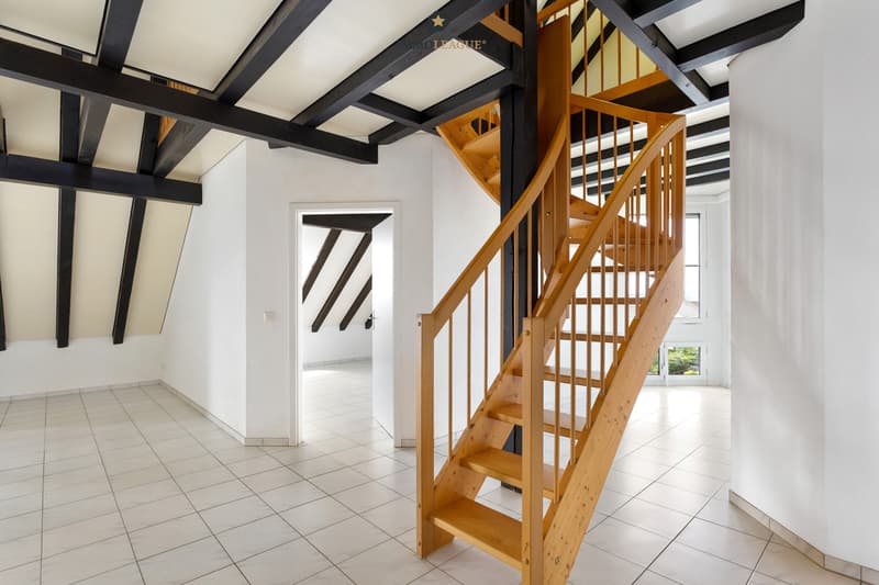 Holztreppe hinauf zur Galerie - eine stimmige Kombination aus Nutzen und Wohnlichkeit.