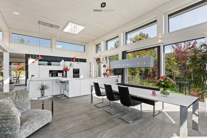 Markante Architektur mit verspielter Geradlinigkeit - charaktervolle Fenster-fronten rahmen den Blick und öffnen den Raum weit über das Innen hinaus.