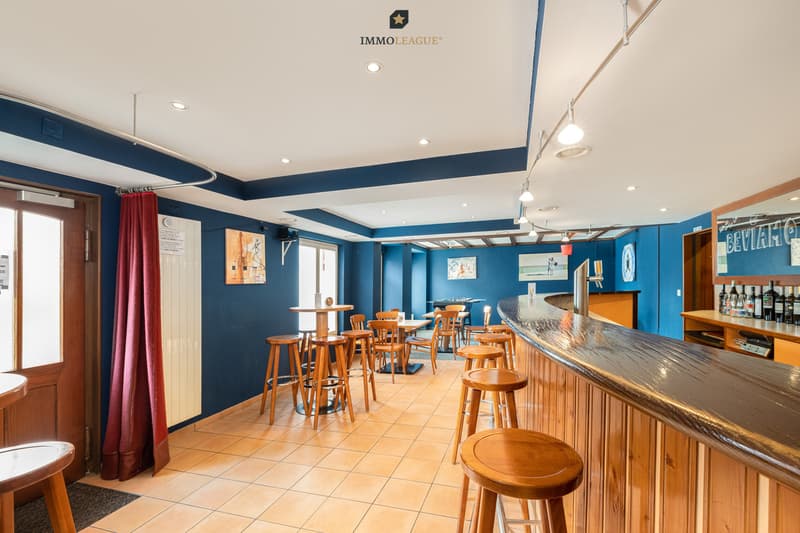 Charmante, voll ausgestattete Bar zur Pacht bereit.