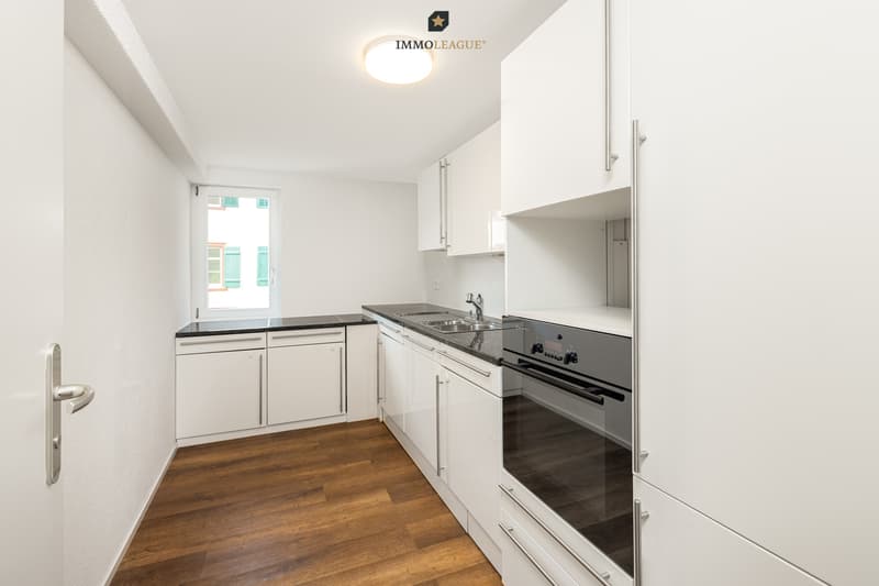 Die Mieter teilen sich einen gemeinsamen Wohnungszugang und eine praktische Einbauküche.