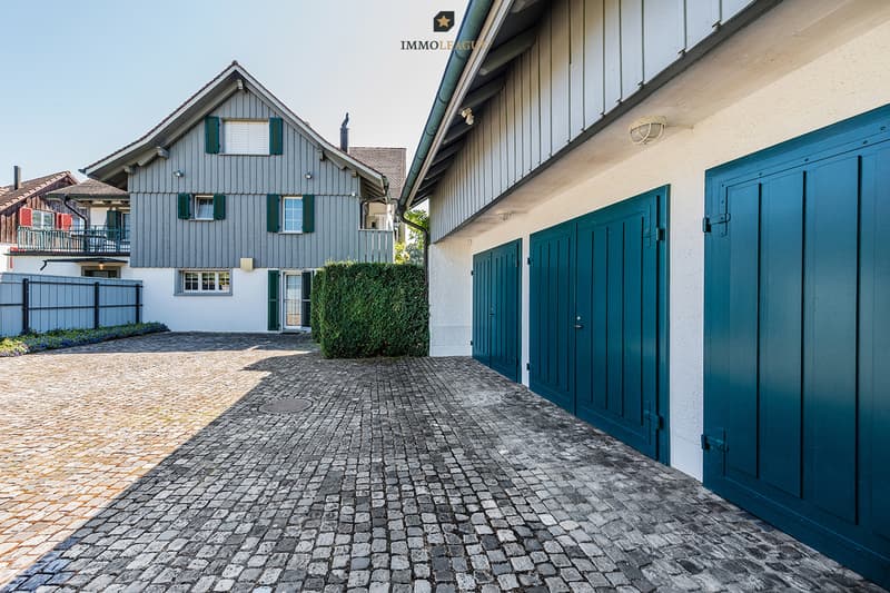 Das einzigartige Riegelhaus bietet zudem flexibel nutzbaren Raum über der Doppelgarage. Im grossen Innenhof können bis zu 5 Fahrzeuge parkieren.