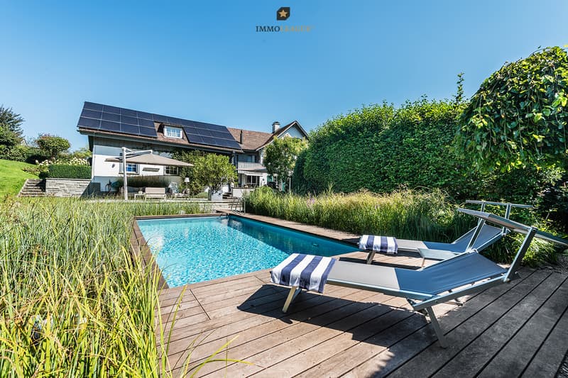 Beheizter Aussenpool mit Gegenstrom-anlage, SOL-UV System und Wärmepumpe sowie solarbetriebener Aussendusche -  Badevergnügen mit nachhaltiger Technik.
