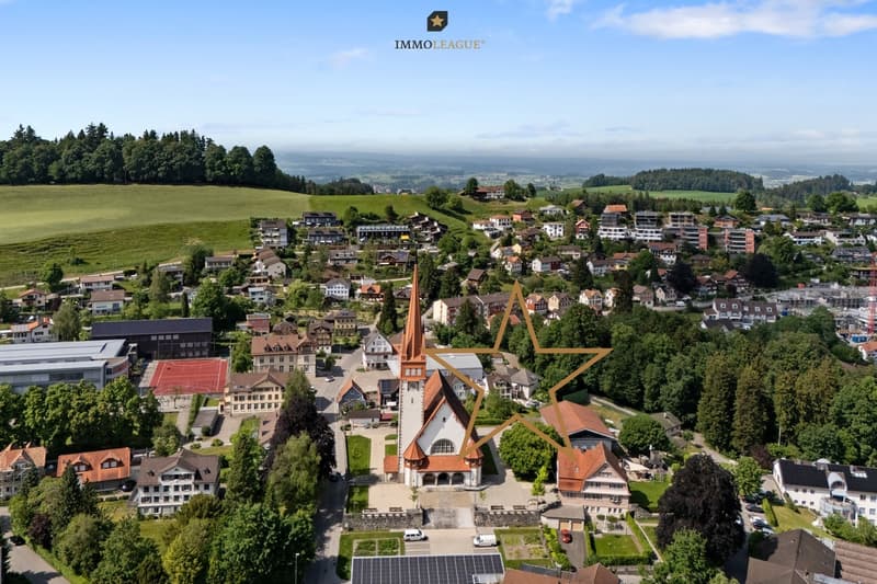 Eingebettet in eine grüne und ruhige Wohnlage.