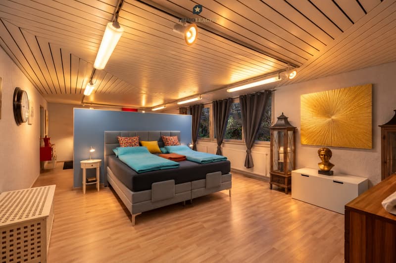Grosszügiges Schlafzimmer mit stilvollem Ambiente und vielseitigem Gestaltungspotenzial