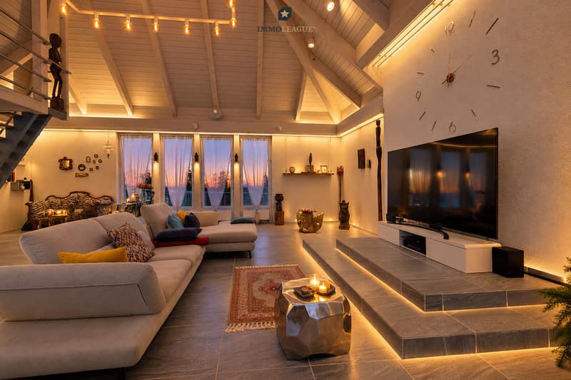 Exklusiver Wohnbereich mit beeindruckender Raumhöhe und stilvoller Architektur