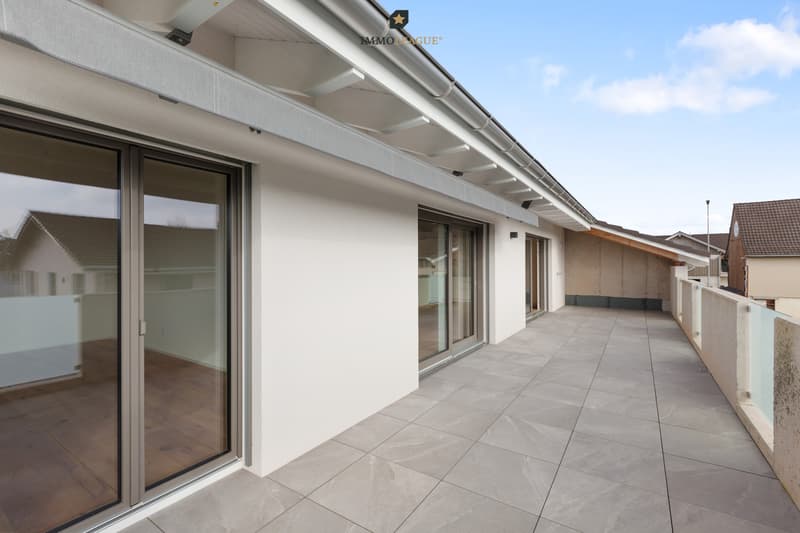 Die grosszügige Terrasse mit elektrischer Sonnenstore und praktischem Reduit lädt zum Verweilen ein und eröffnet einen herrlichen Blick ins Grüne.
