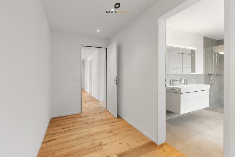 Das grosse Schlafzimmer bietet die  Option einer Ankleide und verfügt über einen direkten Zugang zu einem der beiden Tageslichtbäder.