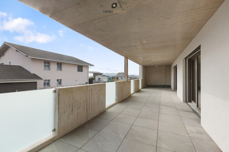 Überdachte Terrasse mit angrenzendem, praktischem Réduit, ideal als Stauraum oder für Gartenmöbel.