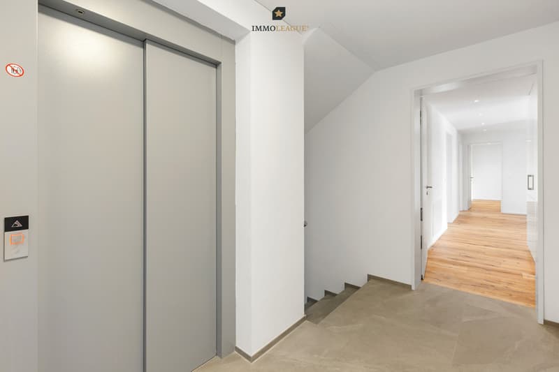 Zeitgemässe Architektur und ein durchdachter Ausbau zeigen sich im gesamten Gebäude - vom Treppenhaus bis zum Lift.