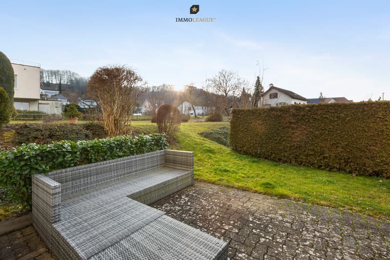 Verweilen Sie auf Ihrem idyllischen Aussensitzplatz mit Gartenbereich.