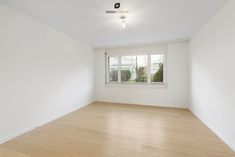 Viel Freiraum im hellen Schlafzimmer  im ruhigen Ostbereich.