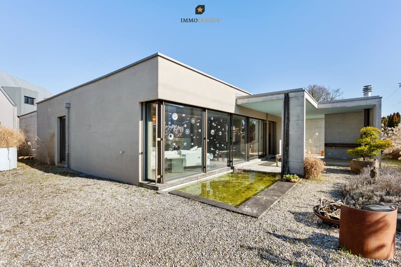 Lebendige Wasserfläche. Das Spiel aus Licht und Spiegelung verleiht dem Garten eine sanfte Dynamik. Ein natürliches Element inmitten klarer Architektur.