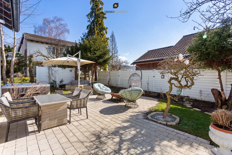 Schöne Gartenlounge mit Jacuzzi.