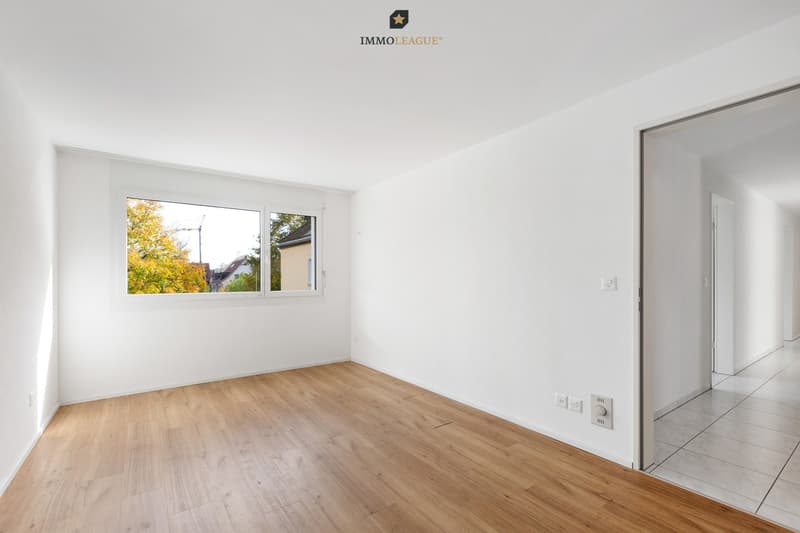 Grosse Zimmer mit viel Licht und modernem Wohngefühl.