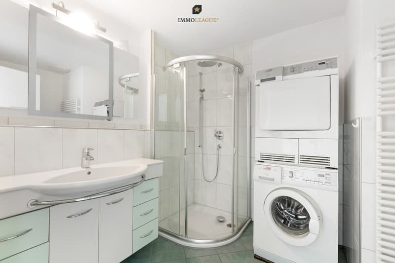 Zwei funktionale Badezimmer, eines davon ausgestattet mit Anschlüssen für Waschmaschine und Trockner.
