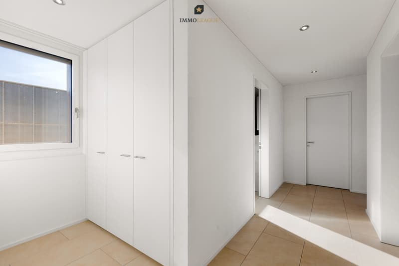 Einladender, lichtdurchfluteter Flur mit praktischer Garderobe.