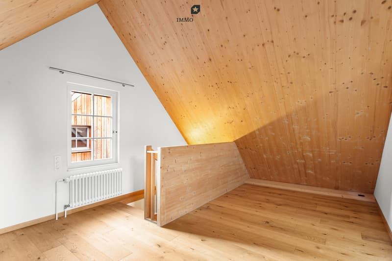 Der unverwechselbare Stil des Hauses setzt sich bis ins Dachgeschoss fort und zeigt auch dort seinen besonderen Charme.