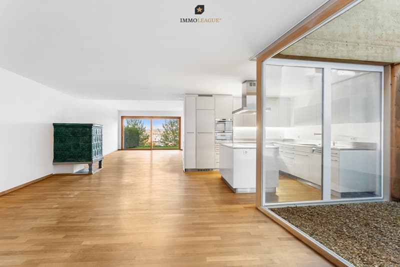 Ein Raum voller Offenheit: Das Atrium lässt das Licht sanft ins Haus fliessen und verleiht der Architektur eine besondere Note.