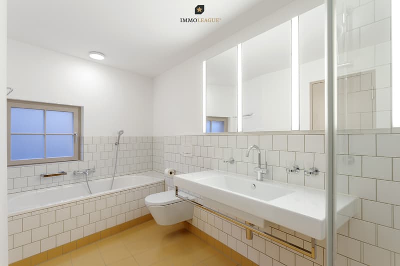 Zwei helle Badezimmer mit natürlichem Tageslicht - eines mit Dusche, eines mit Badewanne - dazu ein separates Gäste-WC im Erdgeschoss für zusätzlichen Komfort.