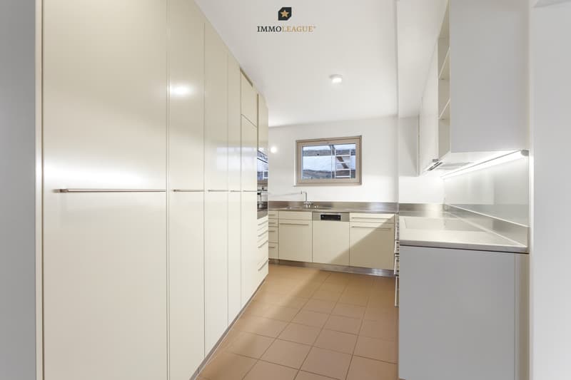 Hochwertig ausgestattet, klar im Design, grosszügig im Stauraum - eine Traumküche, die Stil, Komfort und Funktion vereint.