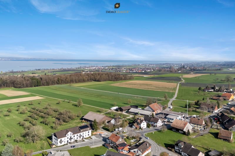 Unmittelbar in Seenähe.