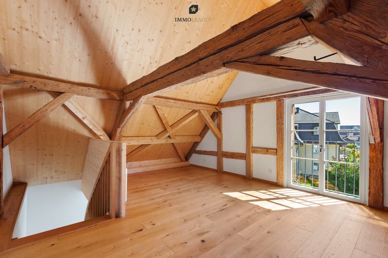Der unverwechselbare Stil des Hauses setzt sich bis ins Dachgeschoss fort und zeigt auch dort seinen besonderen Charme.