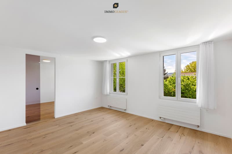 Zwei flexibel nutzbare Zimmer im Zwischengeschoss, verbunden durch eine elegante Glas-Schiebetür.