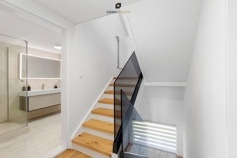 Zwei elegante Badezimmer bieten der ganzen Familie grosszügig Platz für einen entspannten Alltag ohne Kompromisse.