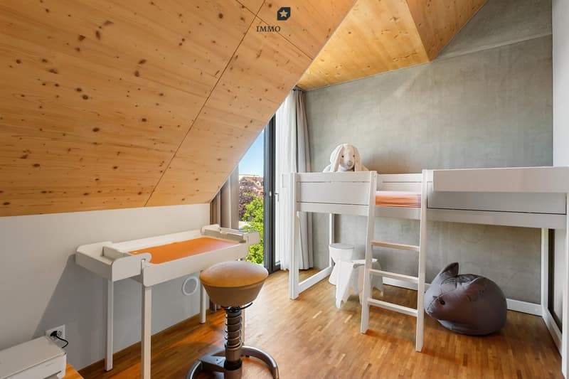 Das lichtdurchflutete Kinderzimmer bietet viel Raum zur Entfaltung und vielseitige Nutzungsmöglichkeiten.