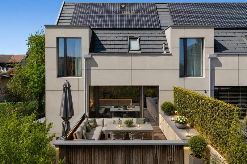 Die 26m2 grosse Sonnenterrasse lädt zum verweilen ein.