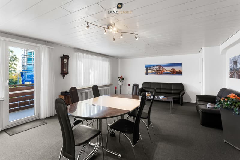 Das Grosszügiges und helle Zimmer mit Zugang zum Balkon - ideal als Wohn- oder Arbeitsbereich.
