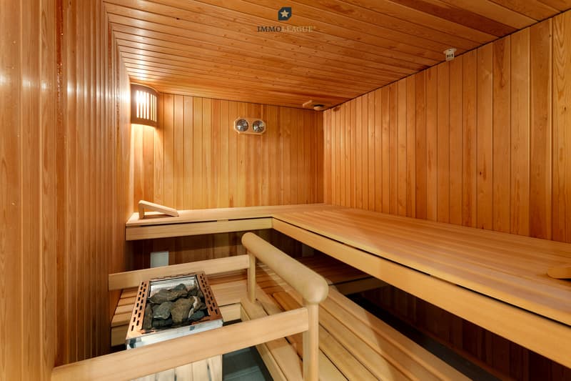 Der Sauna- und Wellnessbereich überzeugt durch ein stilvolles Ambiente und bietet einen idealen Ort für entspannte Erholung und Wohlbefinden.