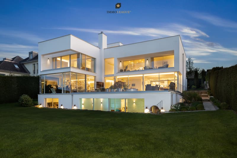 Am Abend präsentiert sich die Luxusvilla in stimmungsvollem Licht.