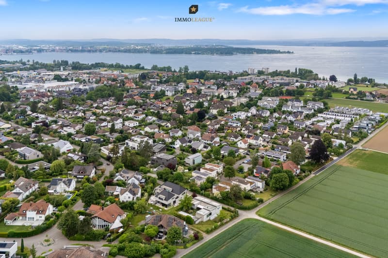 6½-Zimmer-Doppelhaushälfte mit viel Platz für Familienleben, sonnigen Aussenbereichen und dem Bodensee ganz nah.
