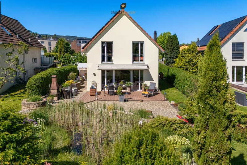 Mit viel Liebe zum Detail ist hier eine Gartenanlage entstanden, die mit ihren Wegen, Pflanzeninseln und Rückzugsorten an einen privaten Park erinnert.
