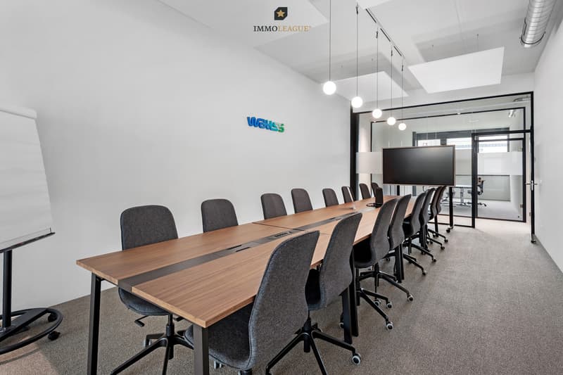 Das grosszügige Besprechungszimmer und zwei kleinere Sitzungsräume bieten den passenden Rahmen für Meetings, Präsentationen und neue Ideen.