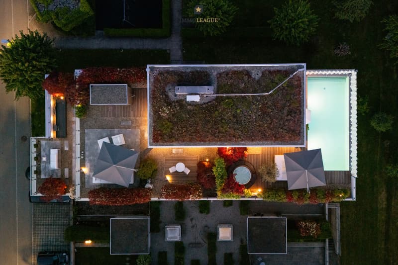 Privater Pool, spektakuläre Terrassen-welten auf zwei Ebenen und nur fünf Wohneinheiten im Minergie-Standard - eine seltene Gelegenheit.