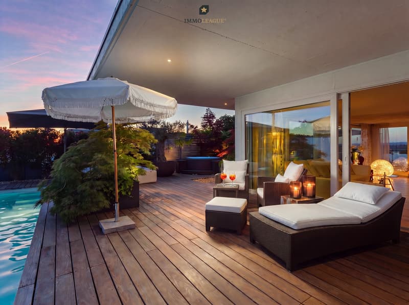 Ob Whirlpool, geschützter Sitzplatz oder offene Lounge - diese Terrasse begeistert mit aussergewöhnlicher Vielfalt.