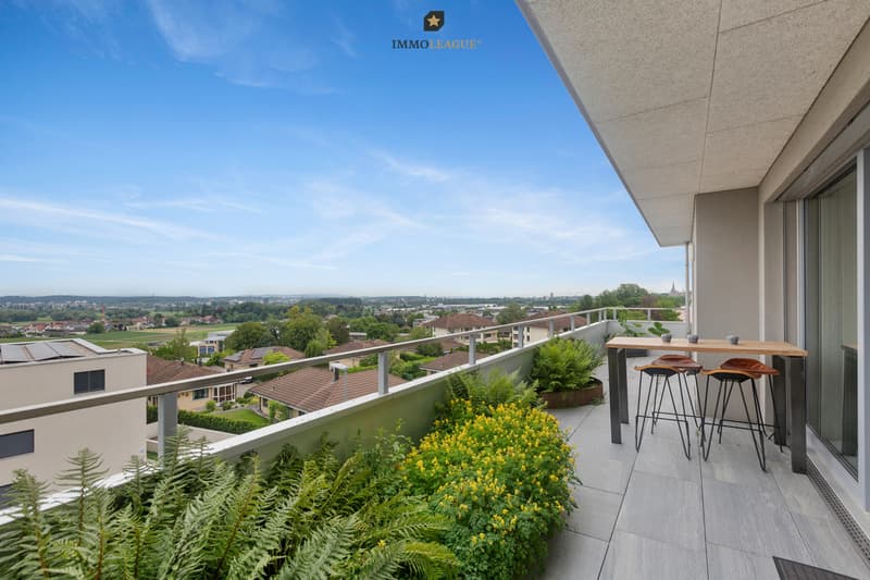Die attraktiv begrünte Terrasse bietet viel Platz für entspannte Stunden und genussvolle Momente im Freien. Weite Ausblicke reichen bis zum See.