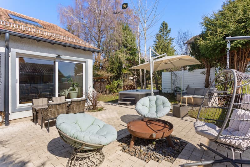 Schöne Gartenlounge mit Jacuzzi.