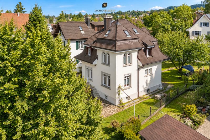 Die charmante, charaktervolle Architektur prägt das Erscheinungsbild dieser Liegenschaft und spiegelt den Glanz vergangener Epochen wider.