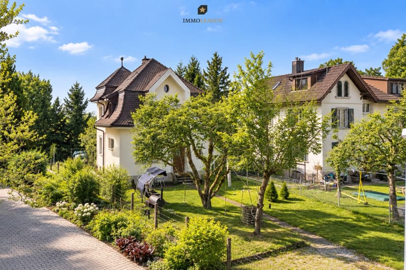 Historischer Charme verleiht dem Haus eine unverwechselbare Ausstrahlung, während der grosszügige Garten viel Raum für die Verwirklichung Ihres persönlichen Gartenparadieses bietet.