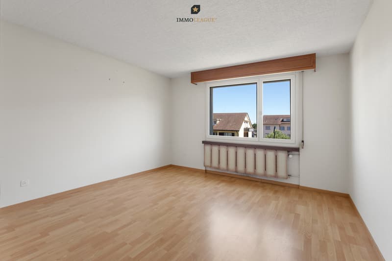 Eines von zwei hellen Zimmern mit schönem Ausblick, die sich flexibel nach eigenen Bedürfnissen nutzen lassen.