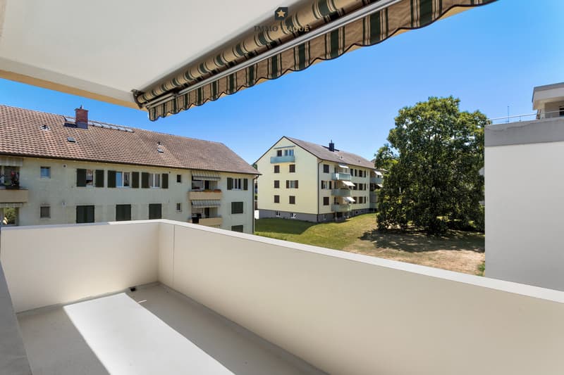 Der Südbalkon ist ein echter Gewinn: im Sommer durch die Markise angenehm schattig, im Frühling und Herbst dank Sonne auch an kühleren Tagen nutzbar.